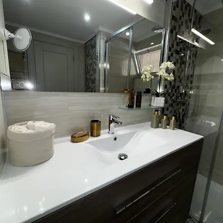 Prestige Flat By Holidays Apartment *